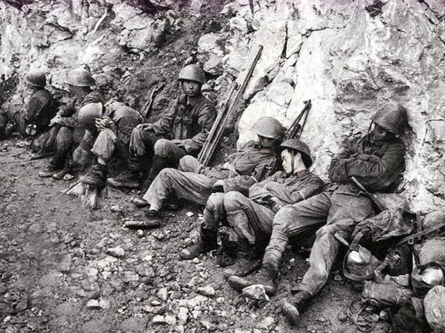 对越自卫反击战战士送物资,对越自卫反击战前线我军战士