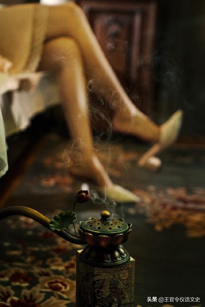 在灵与肉的挣扎中陷入欲望深渊，《她是一个弱女子》结局令人深思