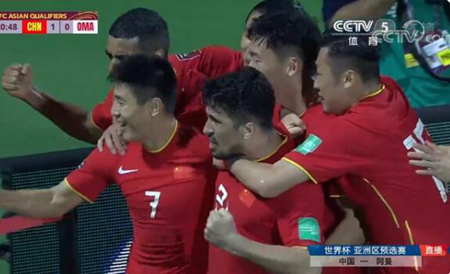 恶犯！0-1后，阿曼情绪失控，连续3次蹬踏，主裁纵容，李铁很不满