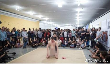 男艺术家一丝不挂表现“艺术”,宝妈做法引众怒,网友:扭曲的爱