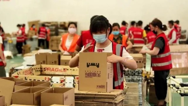 被阿里拼多多挤压的义乌，为何还能成为5万名网红直播的聚集地？