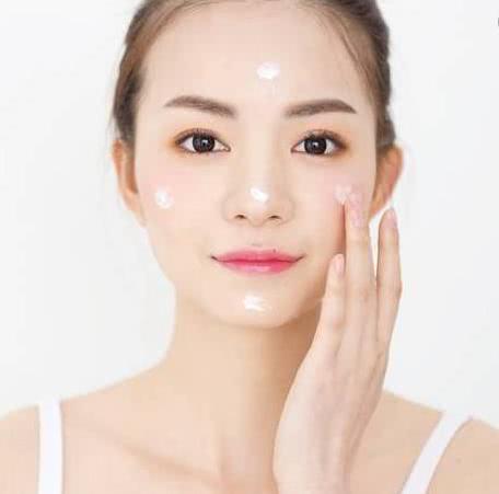 涂bb霜怎么才能不浮粉不脱妆,怎么涂bb霜才不会显得脸很假