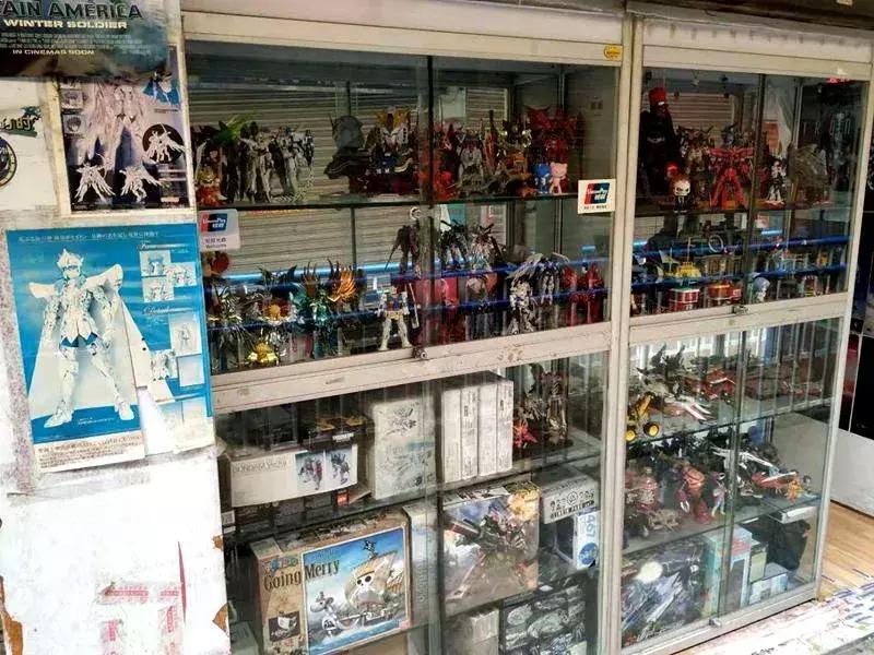 刺纹身脚踩松糕鞋那些年小寨百汇里西安80、90后的非主流青春