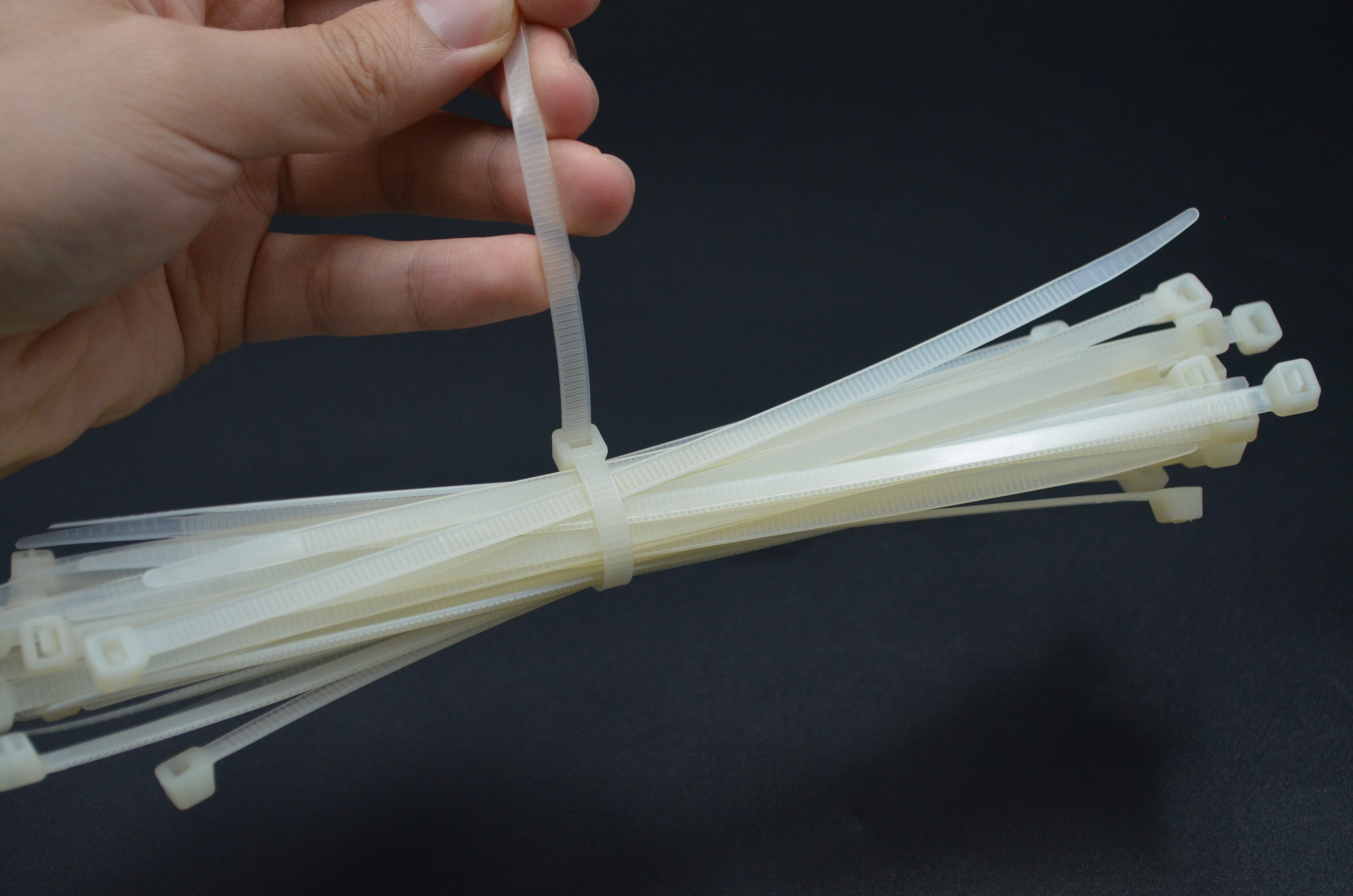 解开扎带真简单，用手碰一下这个地方，1秒就解开，看完涨知识了