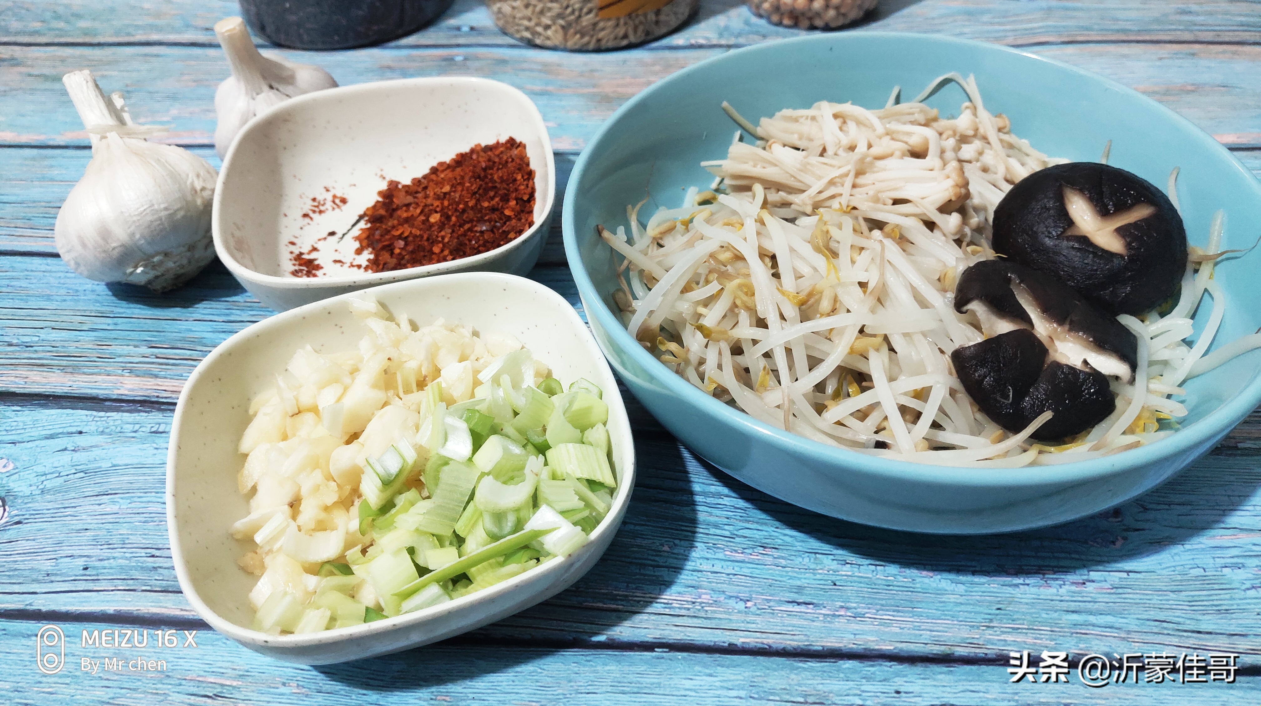 香喷喷热腾腾的油泼面,陕西小吃香喷喷的油泼面