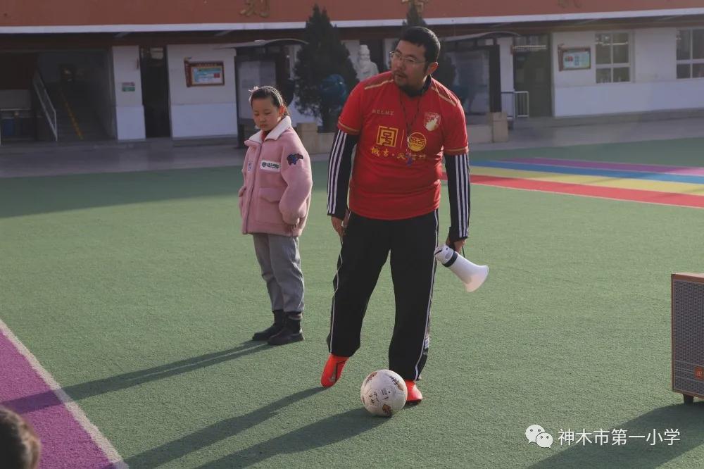 神木第一小学拔河比赛,小学体育优质课简报