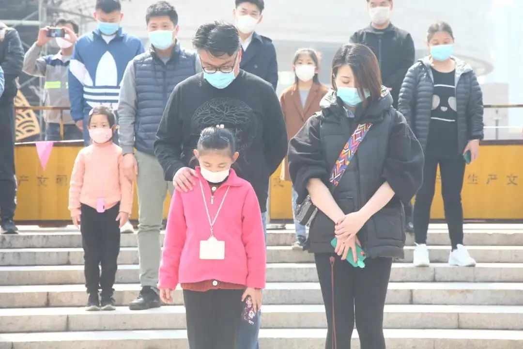 致敬烈士永远铭记他们的恩情,致敬烈士致敬战友