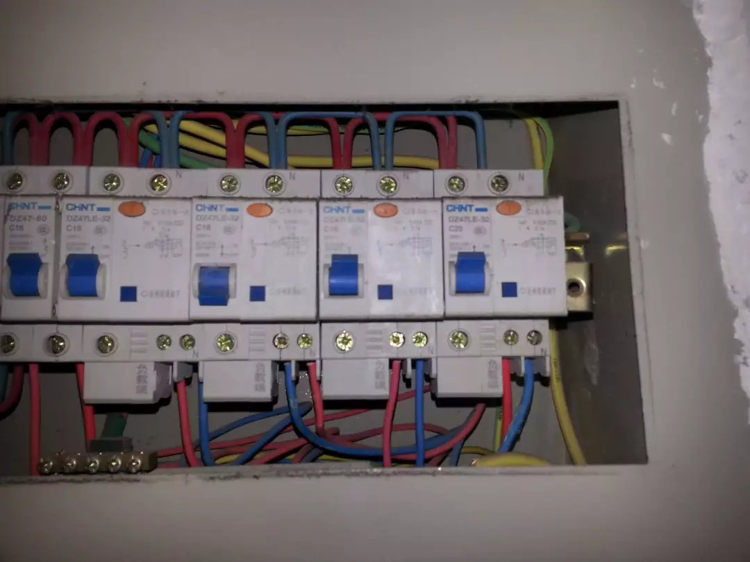 ups不间断电源配电池计算,ups主机输入输出电缆怎么选择