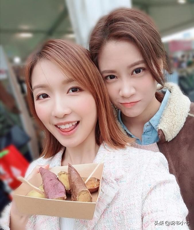 小超人的千亿女友圣诞怎么过,抱着猫咪做直播,买包才用119元