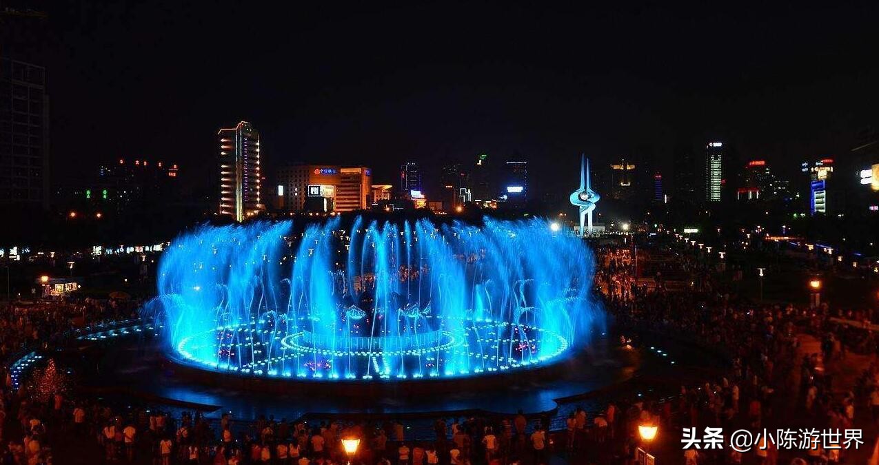 挖机大妈向趵突泉吐水,大妈向趵突泉吐水西安游客