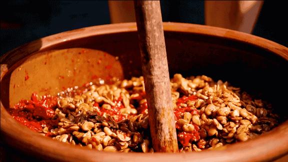 中国小有名气的酱，郫县豆瓣酱为何能被大众所喜爱？川菜不能没它