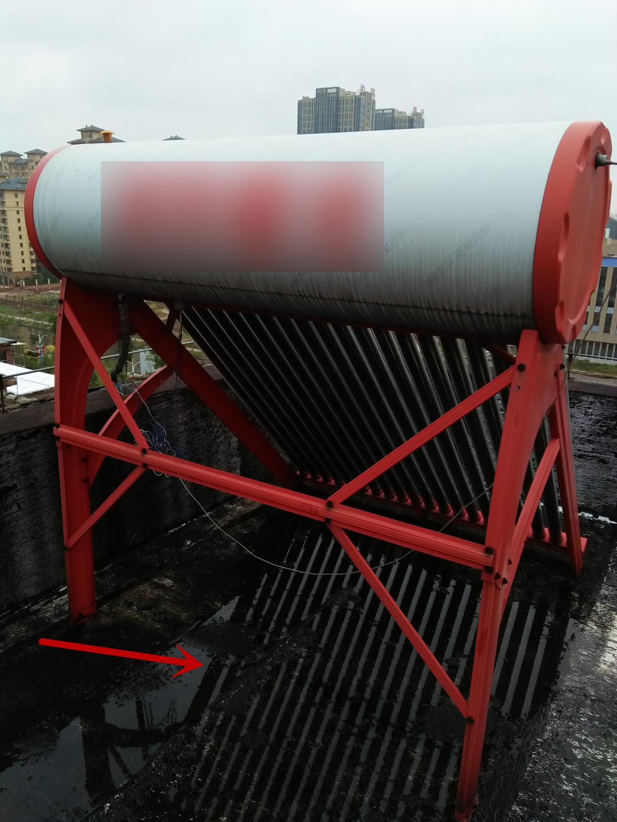 楼顶装太阳能离卫生间多远好,顶层房子安装太阳能如何防水