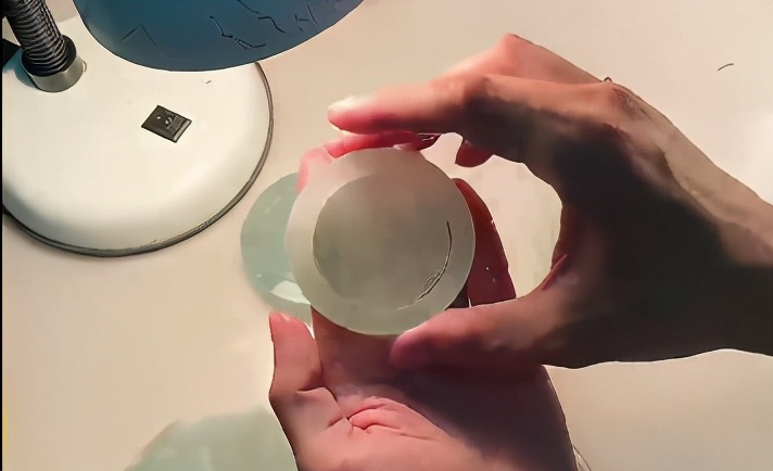 全是裂的沙枣青籽料,全是裂的珠宝