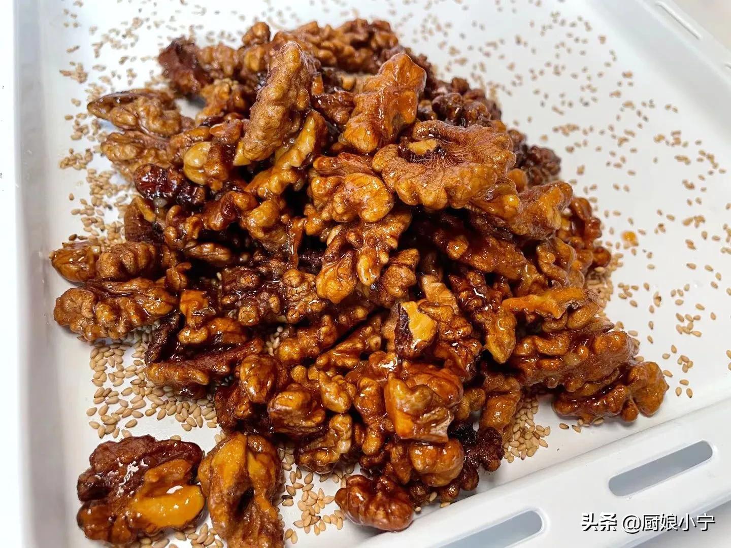 新核桃仁做琥珀核桃的家常做法,琥珀核桃仁怎么剥皮