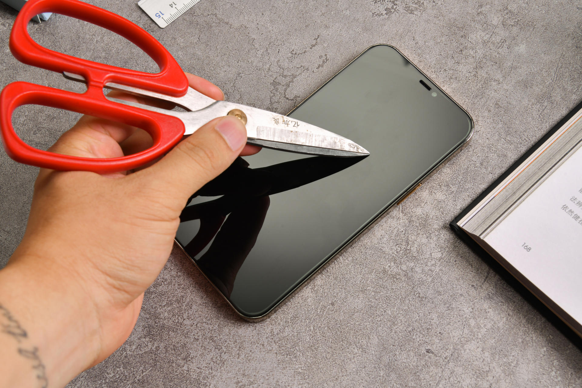 钢化膜和不贴膜差别大吗,钢化膜需要注意哪些细节