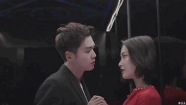 女生聊天怎么才能让男生心动,小学生做两个动作能让男生心动