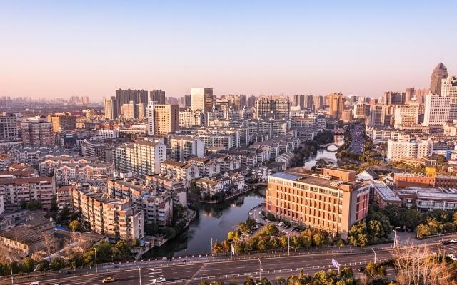 房价上涨农民现在进城买房合适吗,房价太高老百姓怎么办