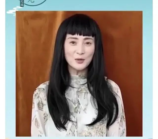 46岁蒋勤勤造型翻车皱纹尽显,44岁蒋勤勤素颜图片