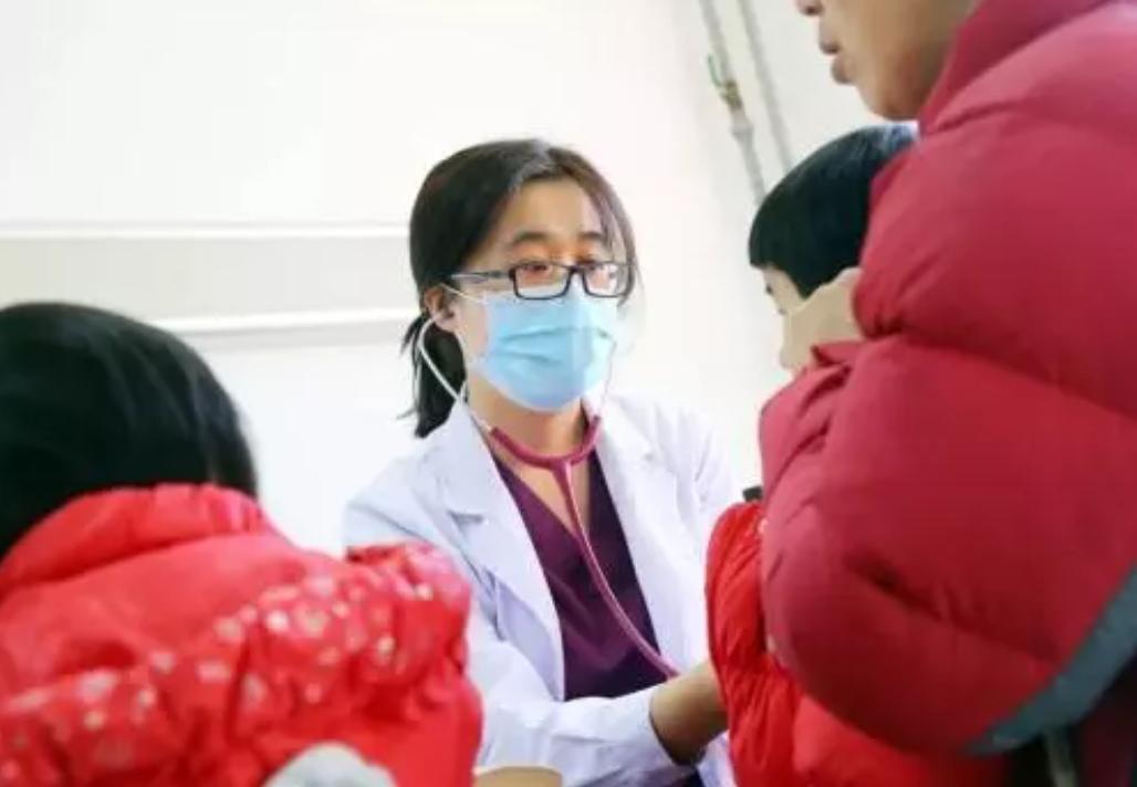 孩子总是喜欢摸着大人的脸睡觉,孩子总喜欢摸着妈妈的皮肤睡觉