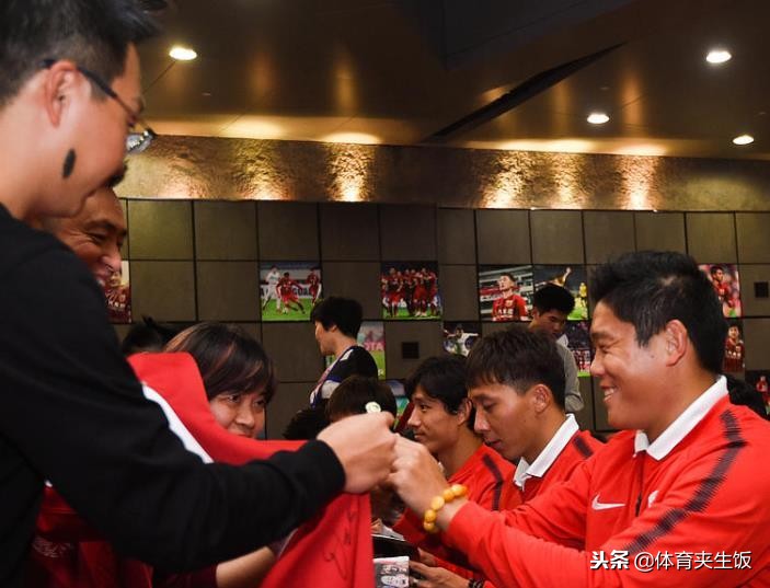 徐根宝参加庆功宴,徐根宝看武磊比赛视频