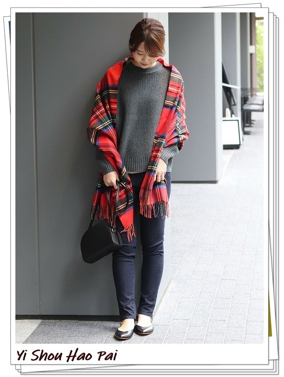 深色格纹围巾搭配啥颜色衣服,红色格纹围巾系法