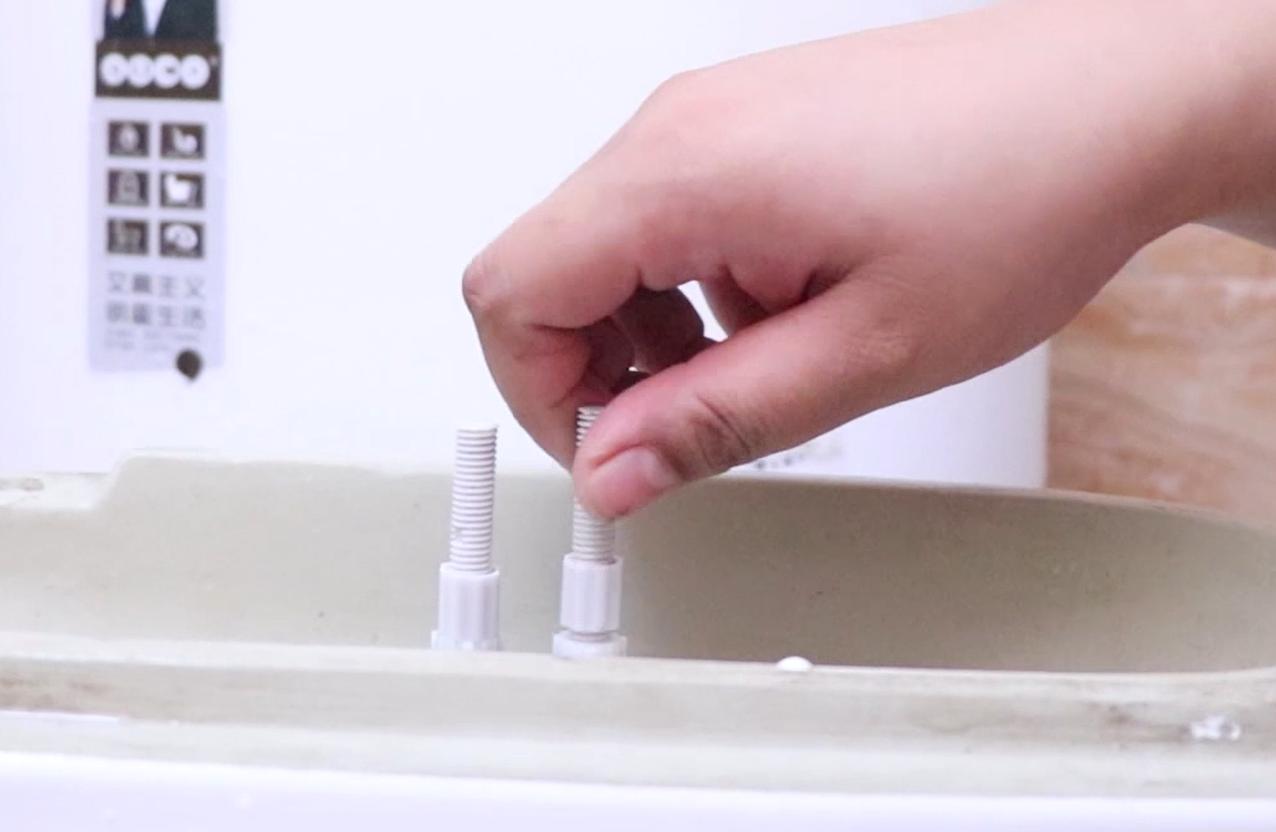 马桶冲水无力倒一盆水才能冲下去,马桶冲水无力倒水就能冲下去