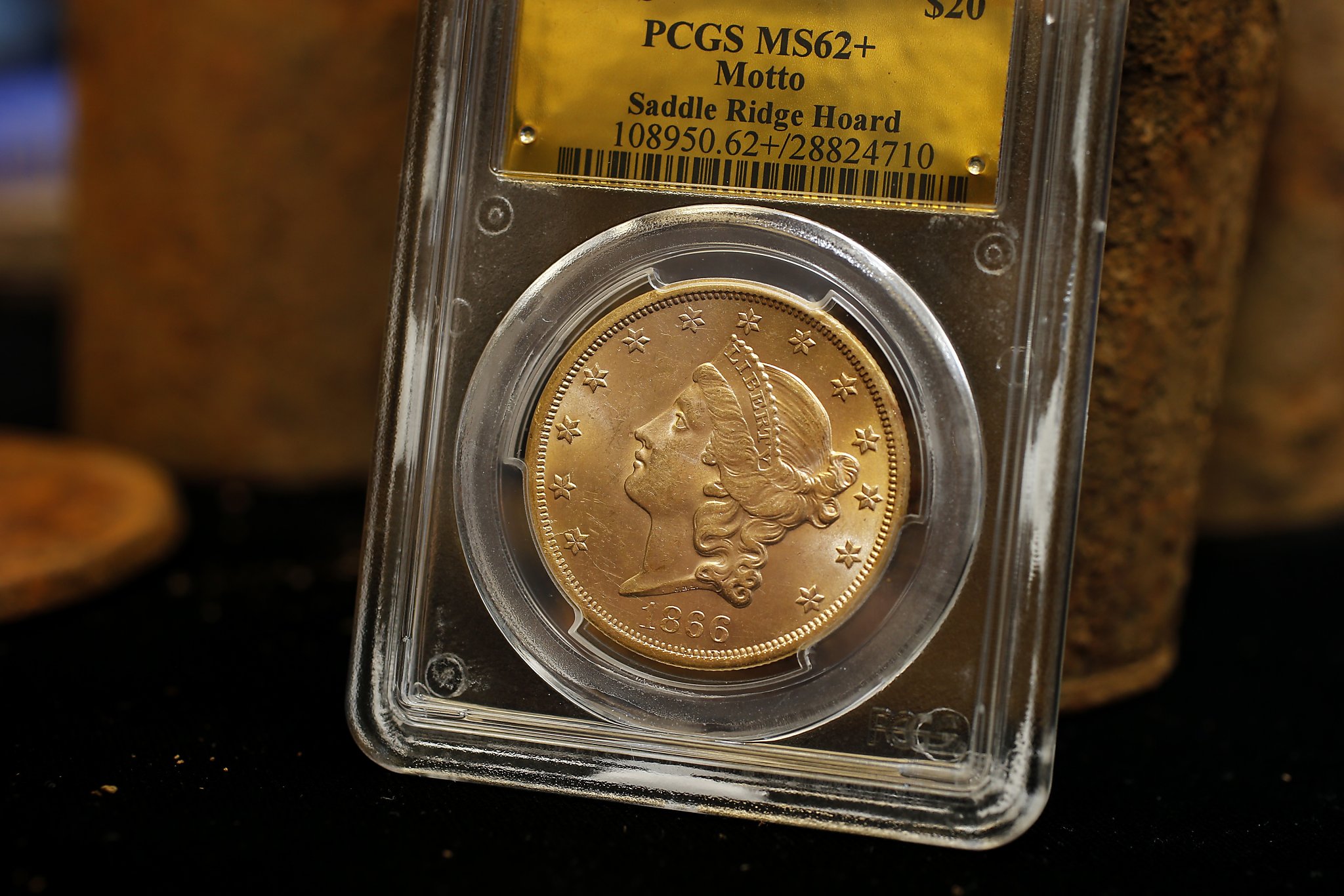 美夫妇遛狗时发现一罐金币，竟是百年前劫匪所藏，网友：我要养狗