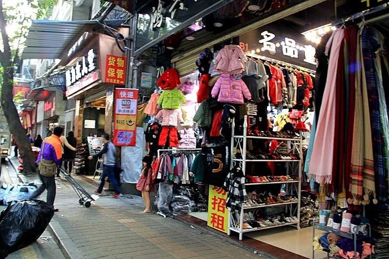 广州打工仔洗洁精洗头，捡烟屁股抽，靠操盘主播，月薪三万