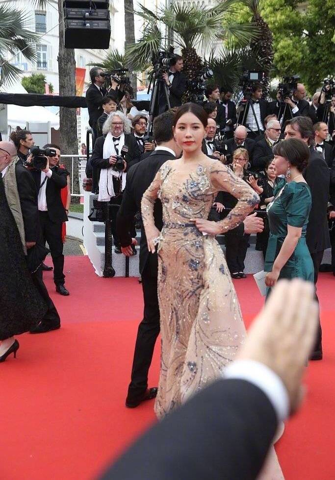 女星为了红毯抢镜有多拼,女明星为了蹭红毯能有多拼