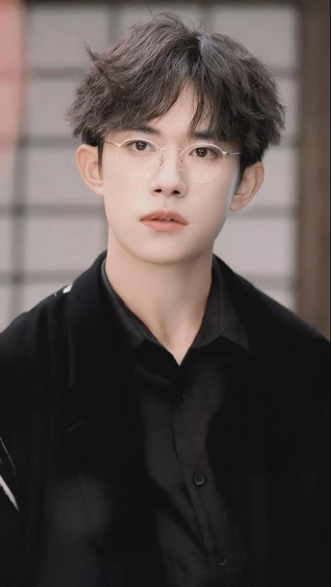 易烊千玺你不是一个人完整版,易烊千玺你变了原版视频