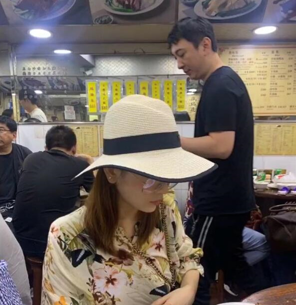 王思聪携新女友游澳门吃路边摊,王思聪在澳门吃海鲜