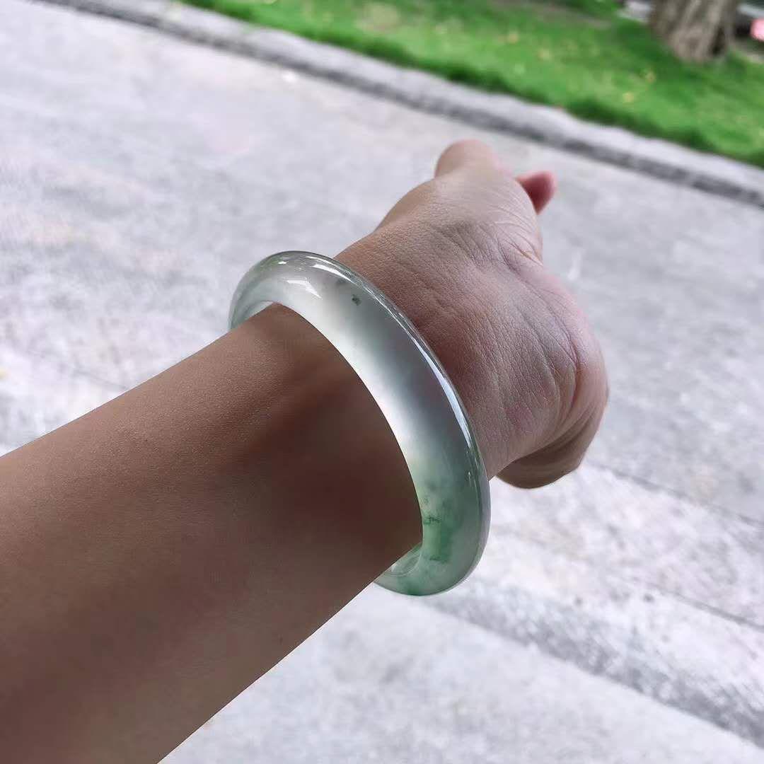 一万多偏青绿翡翠手镯,一万多买的翡翠手镯有条石纹