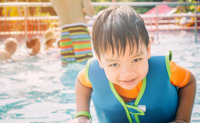孩子夏天游泳要注意！郑州7岁女童呛了水，咳嗽几天后，被确诊“吸入性肺炎”