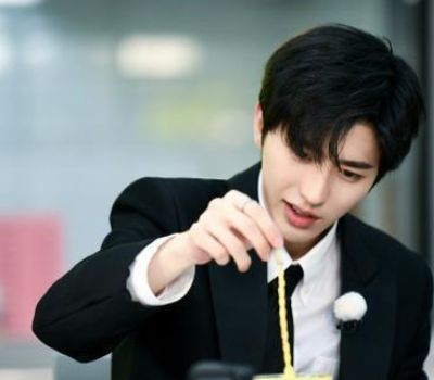 蔡徐坤到底有没有整容？看到他被人捏脸的样子，好像明白了啥