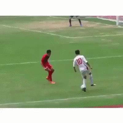 少林足球铁头功动图,少林足球三师兄晃动过人gif