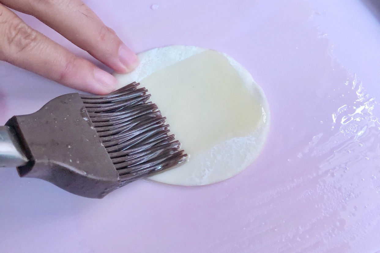 剩的饺子皮别扔这样做比春卷好吃,剩下的饺子皮怎么做才好吃