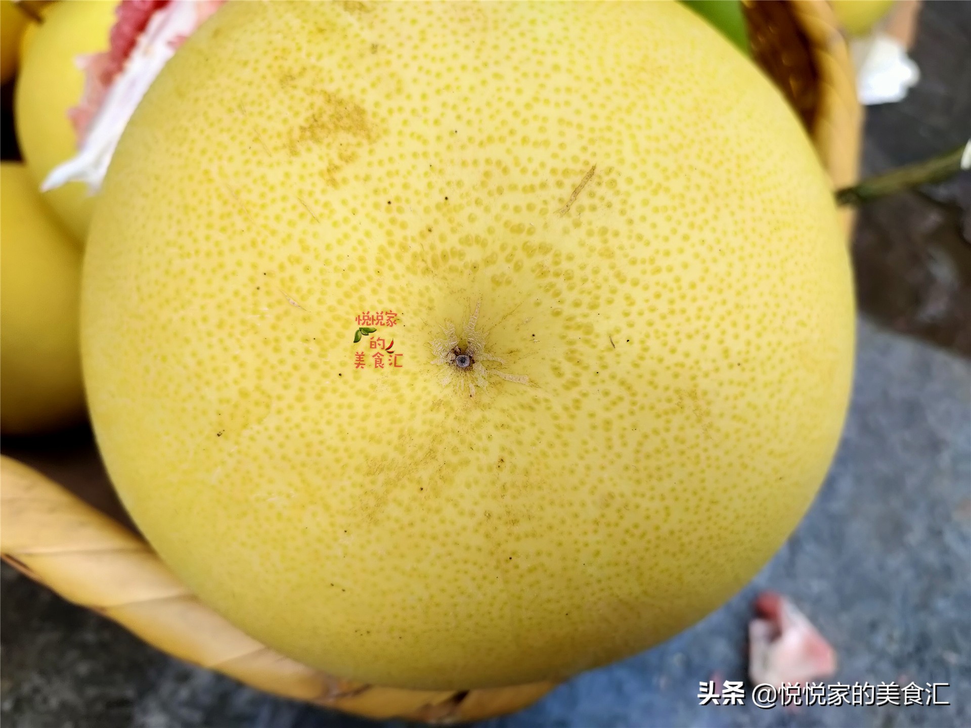 怎样挑柚子又甜又有水分又好吃,怎么挑柚子是红肉还是白肉