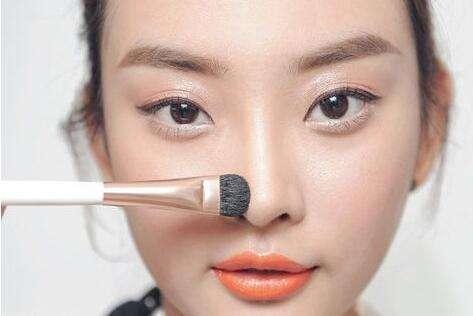 鼻子卡粉的正确化妆方法,皮肤很干化妆起皮卡粉怎么办