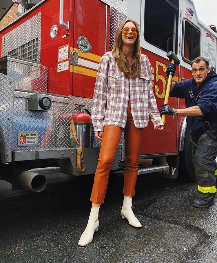 冬天靴子穿白色洋气还是黑色洋气,米白色靴子和黑色靴子