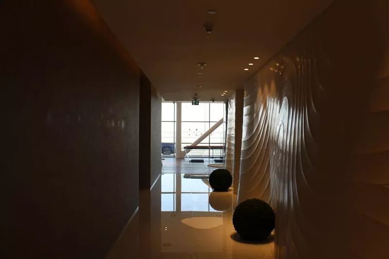 迪拜机场豪华VIP私人候机楼,还可试驾布加迪威龙,简直壕气冲天