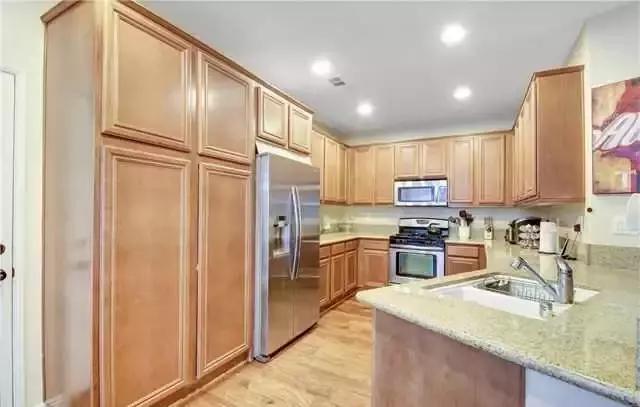 租房热门地段,破房子租五万块一个月