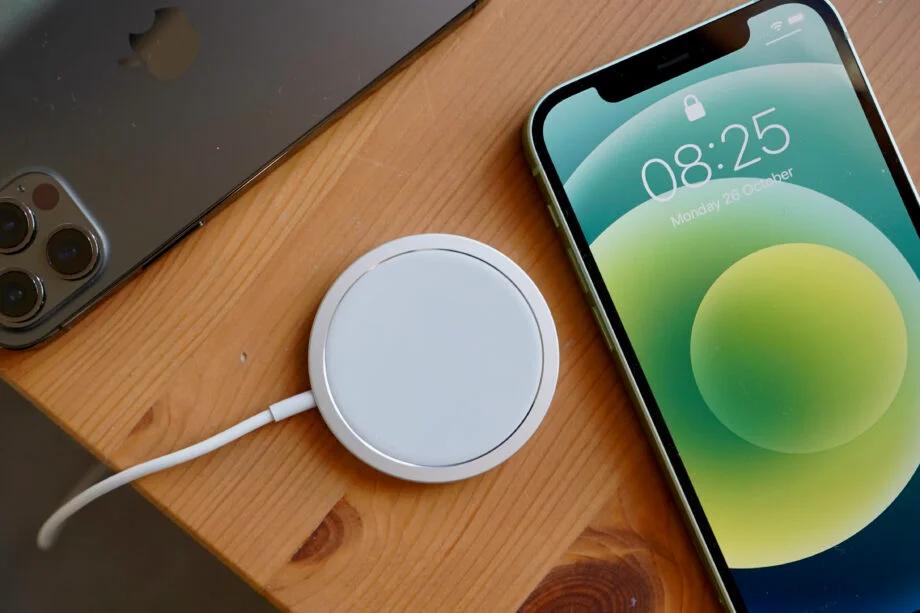 苹果再亮剑，iPhone12加速跌至新低价，网友：还是太贵