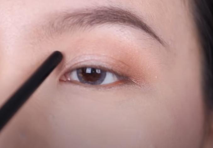 儿童粉色眼影的画法步骤大全,眼影化妆步骤的先后顺序图