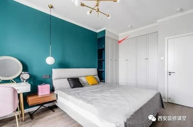 床头柜挡衣柜门？这些办法解决