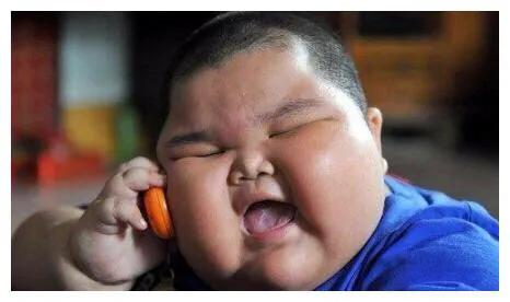 小男孩暴饮暴食变成300斤的大胖子,6岁小男孩胖80斤