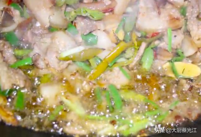 厨师炖肉片的正宗做法,厨师教你做地道水煮肉片