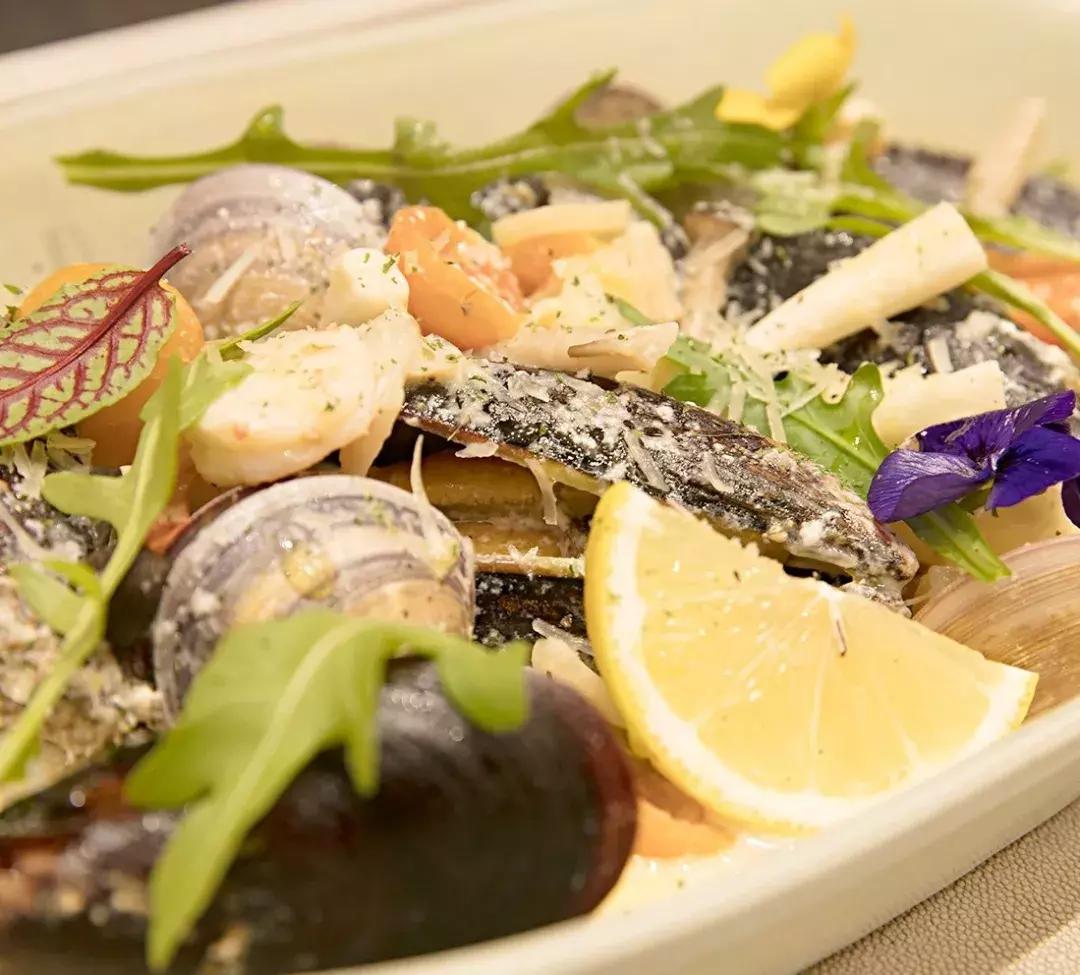 源和1916里的这家网红店，是花店也是甜点店还是图书馆