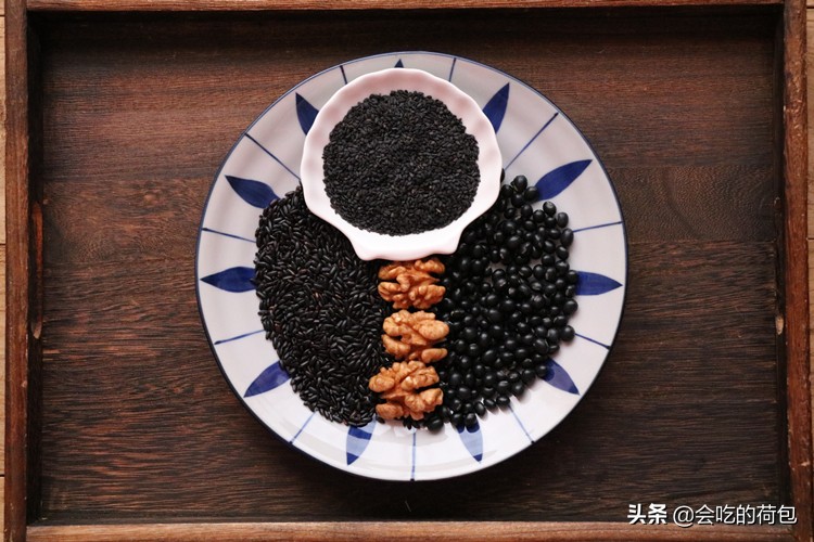 秋天要常吃黑豆，教你1个简单做法，做一次放半年，冲水喝特解馋