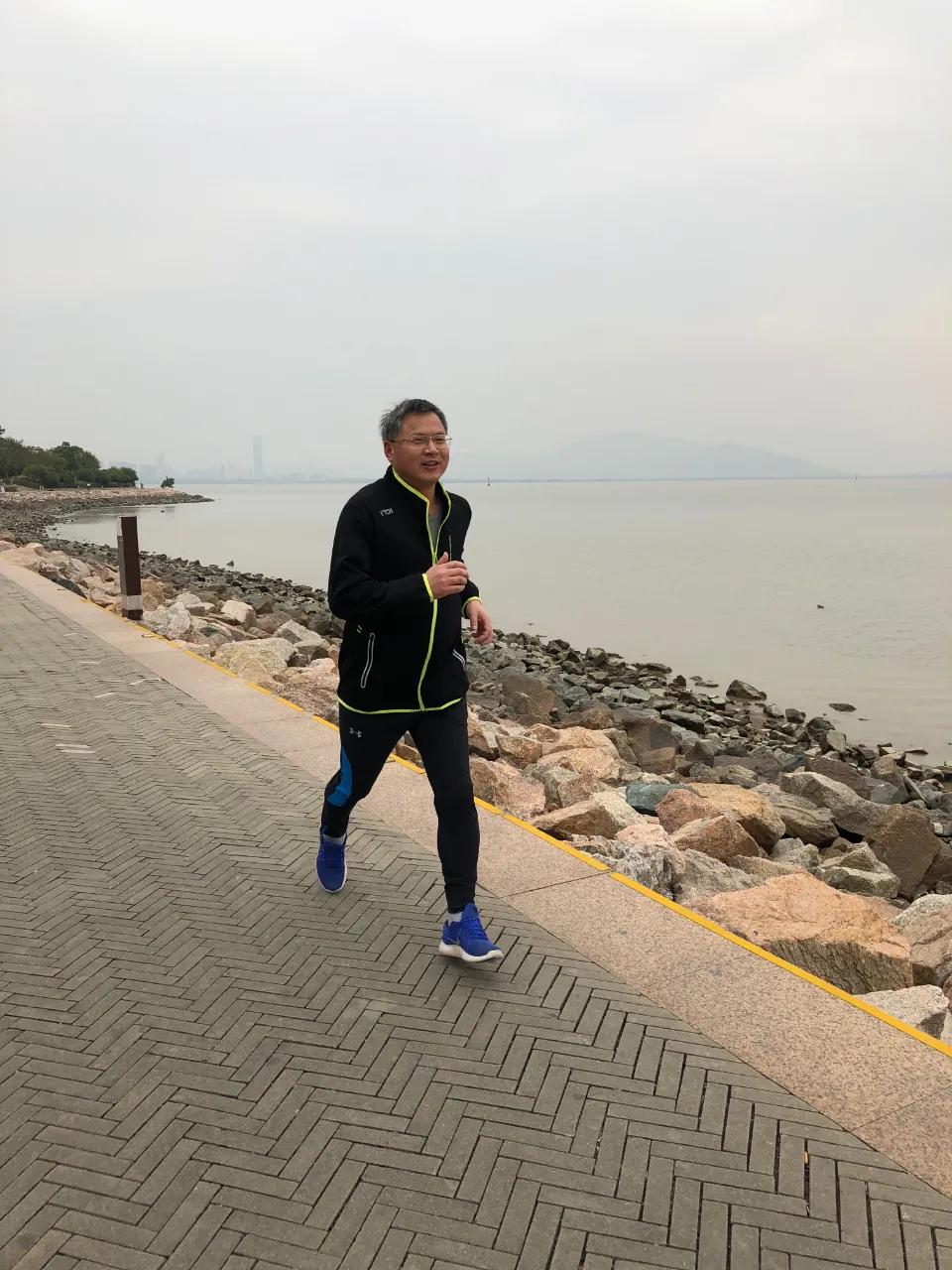 56岁老人跑步10年战胜癌症,他靠跑步走出人生低谷