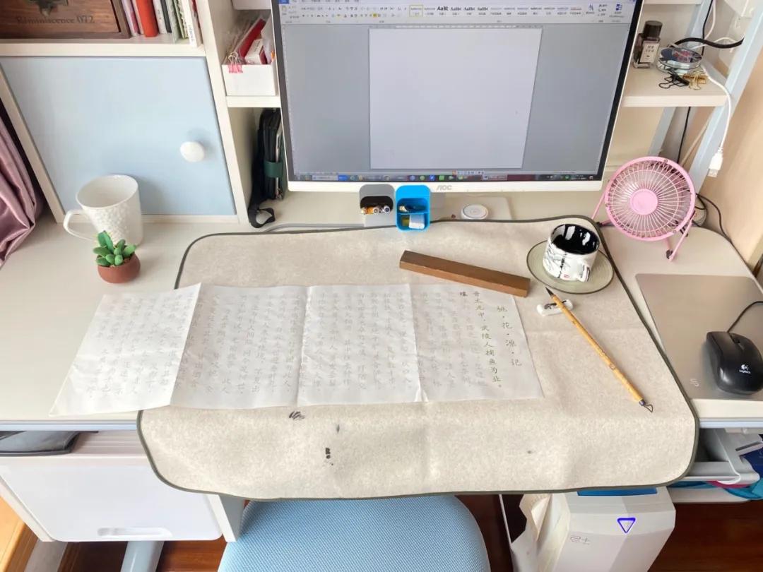 给孩子买学习桌好还是普通书桌好,儿童书桌要不要买学校同款